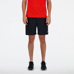 Spodenki męskie New Balance MS41232BK – czarne. Czarne krótkie spodenki sportowe męskie New Balance, l, bez wzorów, z materiału, na fitness i siłownię. Za 169.99 zł.
