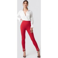 NA-KD Spodnie z detalem z przodu - Red. Spodnie materiałowe damskie marki NA-KD. Za 141.95 zł.