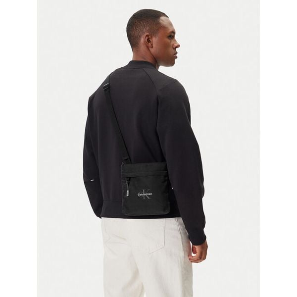 Saszetka Calvin Klein. Czarne saszetki męskie Calvin Klein, młodzieżowe, małe. Za 168.99 zł.