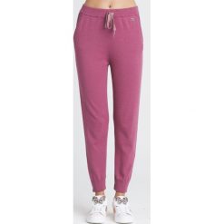 SPODNIE TWINSET U&B. Czerwone spodnie dresowe damskie Twinset U&B, l, z aplikacjami, z dresówki. Za 353.40 zł.