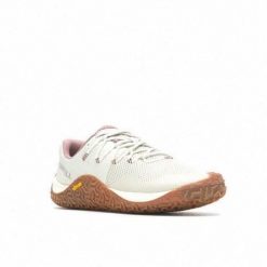 Buty do biegania damskie Merrell Trail Glove 7. Czerwone obuwie sportowe damskie Merrell, bez wzorów, z materiału, do biegania. Za 735.00 zł.