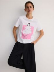 T-shirt z nadrukiem - biały. Białe t-shirty damskie Reserved, l, bez wzorów, z bawełny, bez kołnierzyka. W wyprzedaży za 19.99 zł.