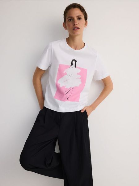 T-shirt z nadrukiem - biały. Białe t-shirty damskie Reserved, l, bez wzorów, z bawełny, bez kołnierzyka. W wyprzedaży za 19.99 zł.