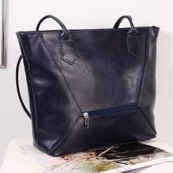 Torebka skórzana DAN-A T384 granatowa. Torebki do ręki damskie DAN-A, bez wzorów, ze skóry, eleganckie, bez dodatków. Za 349.99 zł.
