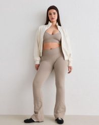 Damskie legginsy bezszwowe, prążkowane, squat proof, dzwony, skrócone ciemny beż. Brązowe legginsy damskie Aim'n, s, bez wzorów, z dzianiny. Za 297.00 zł.