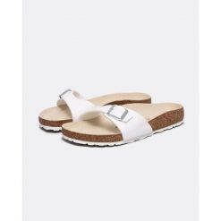 Klapki damskie Birkenstock Madrid. Białe klapki damskie Birkenstock, bez wzorów, z materiału, klasyczne, bez obcasa. Za 279.00 zł.