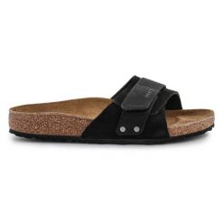 Klapki Birkenstock Oita 1024200 czarne. Czarne klapki damskie bez wzorów, z gumy, casualowe, bez obcasa. Za 692.72 zł.