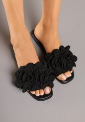 Czarne Klapki z Naszywką w Typie Kwiatów Sorilva. Czarne klapki damskie Renee, z aplikacjami, eleganckie, bez obcasa, na płaskiej podeszwie. Za 39.99 zł.