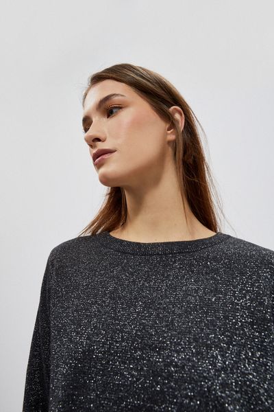 Sweter z metaliczną nitką grafitowy. Szare swetry damskie MOODO, s, bez wzorów, bez kołnierzyka, bez ramiączek, bez kaptura. W wyprzedaży za 41.99 zł.