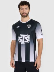 4F Koszulka klubowa domowa z sezonu 2025/26 z możliwością personalizacji męska 4F x Mazur Radzymin - czarna XL. Czarne t-shirty męskie 4f, l, bez wzorów, z dzianiny, klasyczne, bez kołnierzyka. Za 269.99 zł.