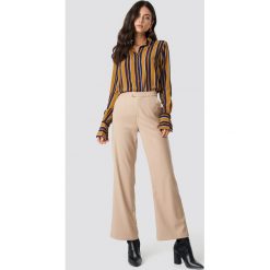NA-KD Classic Dopasowane spodnie dzwony - Beige. Spodnie materiałowe damskie marki NA-KD Classic. Za 202.95 zł.