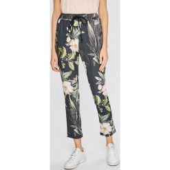 Answear - Spodnie Stripes Vibes. Spodnie materiałowe damskie marki ANSWEAR. W wyprzedaży za 49.90 zł.