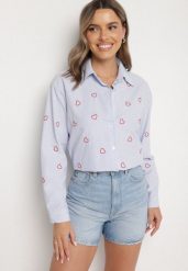 Niebiesko-Czerwona Koszula o Kroju Oversize w Paski Zdobiona Haftem w Serca Nitariena. Niebieskie bluzki damskie Born2be, uniwersalny, z aplikacjami, z bawełny, biznesowe, bez kołnierzyka, bez ramiączek. Za 74.99 zł.