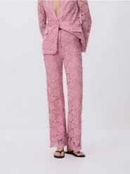 Koronkowe spodnie - pastelowy róż. Czerwone spodnie materiałowe damskie Reserved, l, bez wzorów, z bawełny. Za 199.99 zł.