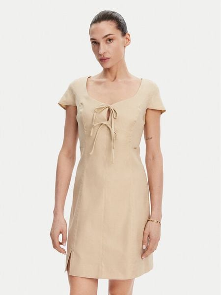 Guess Sukienka letnia W5GK41 WH5L2 Beżowy Regular Fit. Brązowe sukienki damskie Guess, na lato, l, z aplikacjami, z lyocellu, bez kołnierzyka, bez ramiączek. Za 359.99 zł.