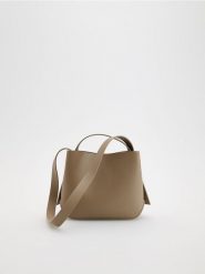 Torebka bucket - beżowy. Brązowe torebki do ręki damskie Reserved, bez wzorów, ze skóry, bez dodatków. Za 139.99 zł.