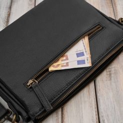 Torebka damska na ramię skórzana czarna kompaktowa listonoszka Paolo Peruzzi IM-04-BL. Czarne torby na ramię damskie bez wzorów, ze skóry, eleganckie, duże, bez dodatków. Za 153.75 zł.