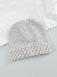 Czapka beanie - szary. Szare czapki i kapelusze damskie Sinsay, bez wzorów, z materiału. Za 19.99 zł.