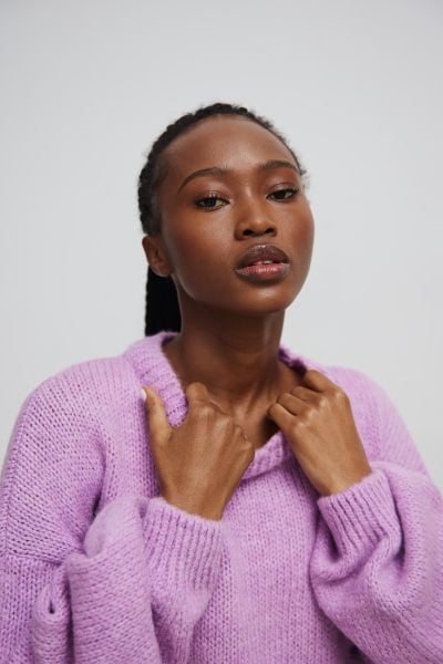 Sweter oversize z bufiastymi rękawami LILA DREAM - RIVERO. Fioletowe swetry damskie Marsala, na lato, bez wzorów, z wełny, bez kołnierzyka, bez ramiączek, bez kaptura. Za 249.90 zł.
