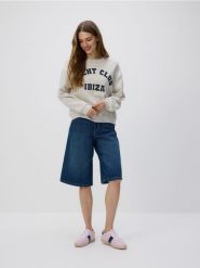 Bluza z haftowanym napisem - jasnoszary. Szare bluzy damskie Reserved, l, bez wzorów, z bawełny, bez kaptura. W wyprzedaży za 49.99 zł.