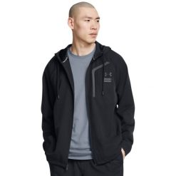 Under Armour SPORTSWEAR WVN JACKET Kurtka męska. Czarne kurtki męskie Under Armour, l, bez wzorów, z materiału, sportowe, bez kaptura. Za 289.99 zł.