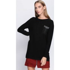 Czarny Sweter Does It Feel. Czarne swetry damskie Born2be, l, bez wzorów, bez kołnierzyka, bez ramiączek, bez kaptura. Za 49.99 zł.