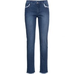 Dżinsy ze stretchem 7/8 bonprix niebieski. Jeansy damskie marki bonprix. Za 49.99 zł.