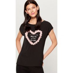 Koszulka z kwiatową aplikacją - Czarny. Czarne t-shirty damskie Mohito, z aplikacjami. Za 59.99 zł.