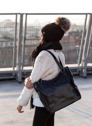 Torebka skórzana damska DAN-A T423 czarna. Czarne torebki do ręki damskie DAN-A, bez wzorów, ze skóry, bez dodatków. Za 399.99 zł.