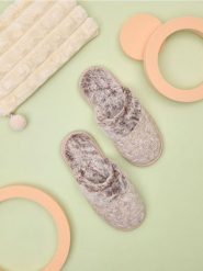 Kapcie - beżowy. Brązowe kapcie damskie Sinsay, bez wzorów. Za 25.99 zł.