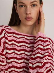 Bawełniany sweter w paski - pastelowy róż. Czerwone swetry damskie Reserved, l, bez wzorów, z bawełny, bez kołnierzyka, bez ramiączek, bez kaptura. W wyprzedaży za 39.99 zł.