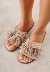 Beżowe Klapki w Stylu Boho Zdobione Frędzlami Stavania. Brązowe klapki damskie Born2be, z aplikacjami, z jeansu, boho, bez obcasa, na płaskiej podeszwie. Za 99.99 zł.