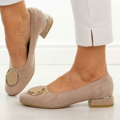 Beżowe zamsz Polskie czółenka damskie Suzana 2520. Brązowe czółenka damskie Suzana, z aplikacjami, z zamszu, eleganckie, bez obcasa, na obcasie, bez zapięcia. Za 249.00 zł.
