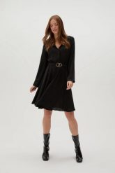 Koszulowa sukienka z eleganckim paskiem czarna. Czarne sukienki damskie MOODO, l, bez wzorów, z poliesteru, eleganckie, bez kołnierzyka, bez ramiączek, koszulowe. W wyprzedaży za 74.99 zł.