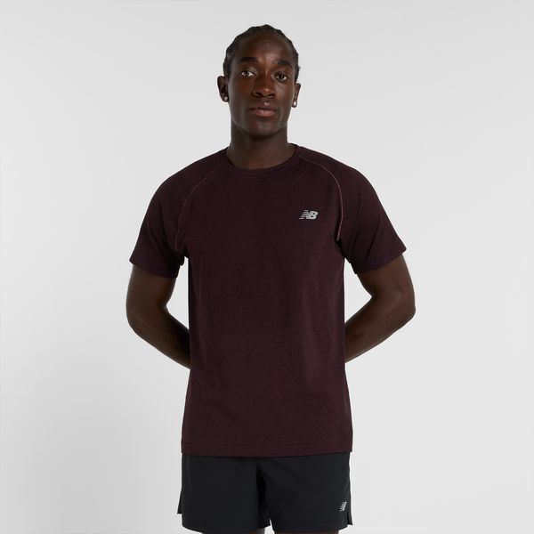 Koszulka męska New Balance MT41080FDP – bordowa. Czerwone koszulki sportowe męskie New Balance, m, bez wzorów, z materiału, bez kołnierzyka, bez ramiączek, do biegania. Za 249.99 zł.