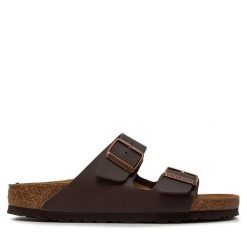 Klapki Birkenstock. Brązowe klapki damskie Birkenstock, bez wzorów, bez obcasa. Za 399.99 zł.