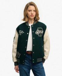 Superdry Damska Kurtka Bomber Patched Varsity z Wełną – Dark Pine Green. Zielone kurtki damskie Superdry., z aplikacjami, z materiału, bez kaptura. Za 632.75 zł.