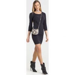 SUKIENKA Patrizia Pepe. Czarne sukienki damskie Patrizia Pepe, na imprezę, l, bez wzorów, z materiału, bez kołnierzyka, bez ramiączek, mini, dopasowane. Za 797.30 zł.