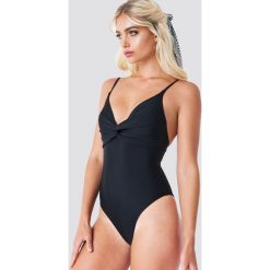 NA-KD Swimwear Kostium kąpielowy z węzłem - Black. Czarne kostiumy jednoczęściowe damskie NA-KD Swimwear. Za 141.95 zł.