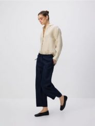 Lniane spodnie z wiązaniem - granatowy. Niebieskie spodnie materiałowe damskie Reserved, l, bez wzorów. Za 179.99 zł.