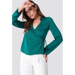 NA-KD Satynowa koszula z kopertowym przodem - Green. Zielone koszule damskie NA-KD, z poliesteru, z kopertowym dekoltem. Za 80.95 zł.