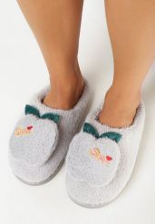 Jasnoszare Kapcie z Futerka i Naszywką w Kształcie Jabłka Haweisene. Szare kapcie damskie Born2be, z aplikacjami, z materiału, z okrągłym noskiem. Za 29.99 zł.
