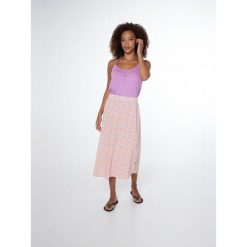 Koszulka damska Protest PRTMIMIZAN spaghetti top. Czerwone koszulki sportowe damskie Protest, bez wzorów, bez kołnierzyka, bez ramiączek, trekkingowe. Za 139.99 zł.