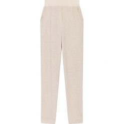 Spodnie sportowe w kolorze kremowym. Białe spodnie dresowe damskie American Vintage. W wyprzedaży za 151.95 zł.
