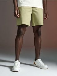 Szorty chino - zielony. Zielone spodnie materiałowe męskie Sinsay, m, bez wzorów, z bawełny. W wyprzedaży za 25.99 zł.