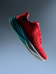 4F Buty do biegania FLASH SPEED damskie - koralowe 39. Pomarańczowe obuwie sportowe damskie 4f, bez wzorów, z gumy, do biegania. Za 429.99 zł.