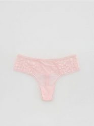 Majtki typu stringi z koronką - pastelowy róż. Czerwone stringi damskie Reserved, l, bez wzorów, z koronki. Za 39.99 zł.
