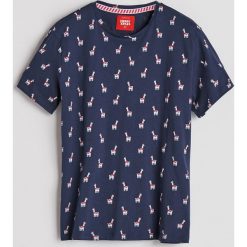 T-shirt ze świątecznym nadrukiem - Granatowy. Niebieskie t-shirty męskie Reserved, z nadrukiem. Za 39.99 zł.