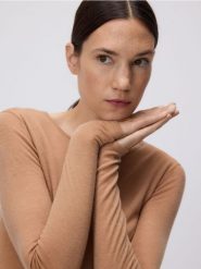 Wełniana bluzka - brązowy. Brązowe bluzki damskie Reserved, l, bez wzorów, z dzianiny, bez kołnierzyka, bez ramiączek. Za 159.99 zł.