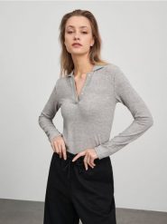 Bluzka z długimi rękawami - szary. Szare bluzki damskie Sinsay, l, bez wzorów, prążkowane, bez kołnierzyka, bez ramiączek. Za 35.99 zł.